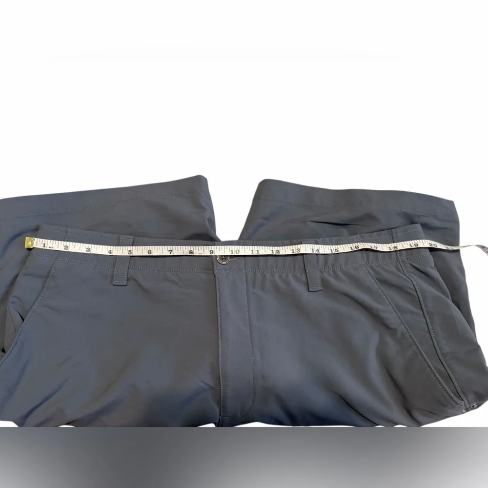 Under Armour HeatGear Gray Loose Athletic  Golf Shorts - Size 40